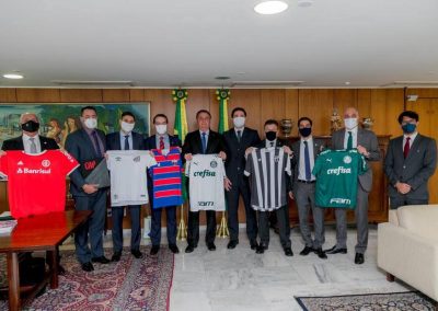 Estadão – Bolsonaro recebe presidentes de oito clubes da Série A em apoio à mudança da transmissão na TV
